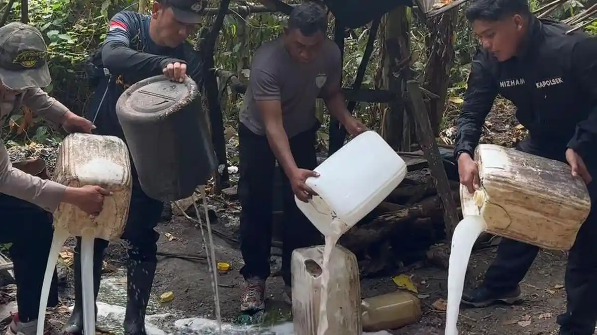 Razia Kebun Warga, Polisi Temukan dan Musnahkan 1.625 Liter Bahan Miras