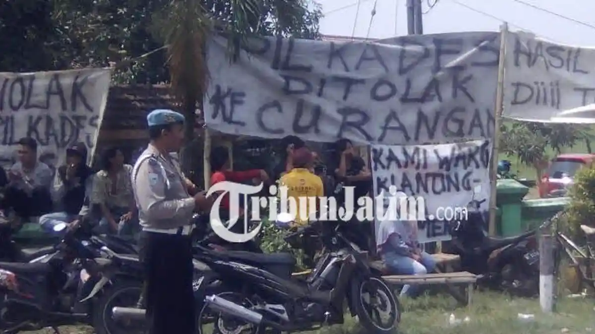 Warga  Klantingsari Tarik Sidoarjo Geruduk Balai Desa Minta Pilkades Diulang