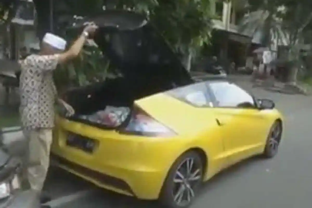 Naik Sedan Mewah, Pria di Solo Bagi-bagi Uang dan Beras ke Tukang Becak Dampak Corona