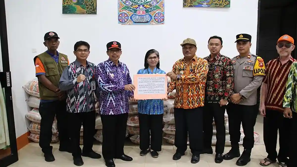 Pj Bupati Mempawah Salurkan 1,6 Ton Beras untuk Warga Korban Banjir di Kecamatan Toho dan Sadaniang
