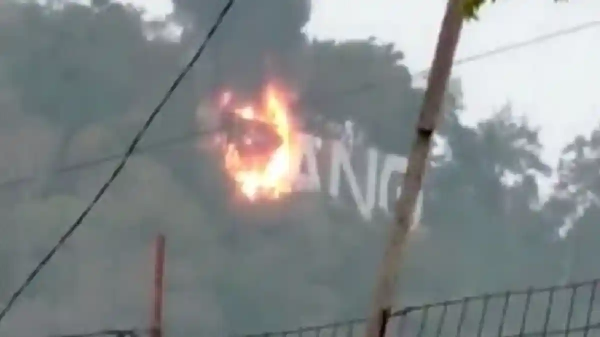 BREAKING NEWS: Tulisan Raksasa 'PADANG' di Puncak Gunung Padang Terbakar