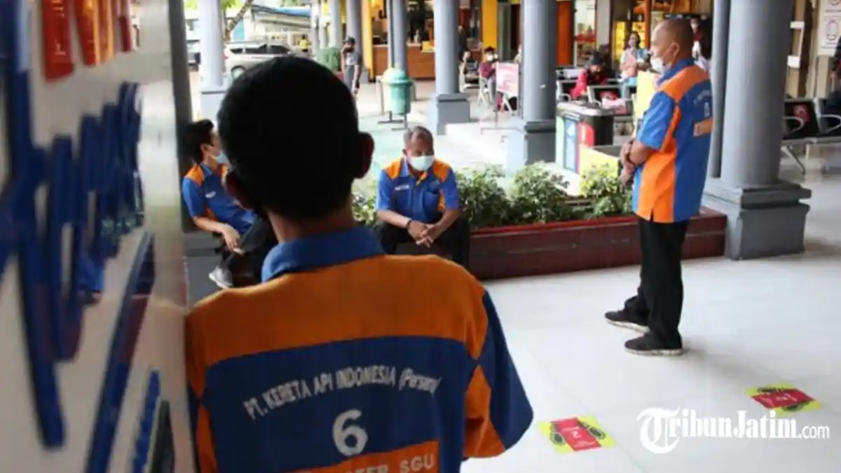 Merana Porter Stasiun Gubeng Hadapi Larangan Mudik Lebaran 2021, 'Bisa Tidak Dapat Uang Sama Sekali'