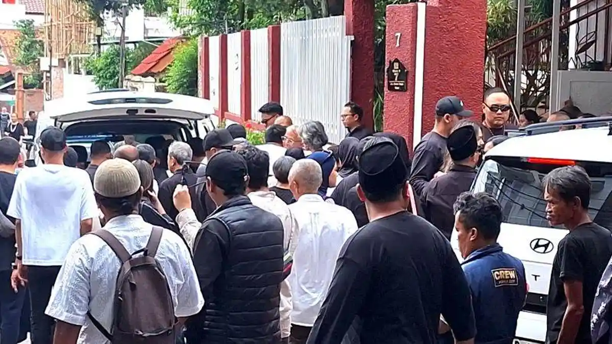 Ibunda Meninggal Dunia, Raisa Terlihat Tegar Temui Rekan Artis yang Melayat