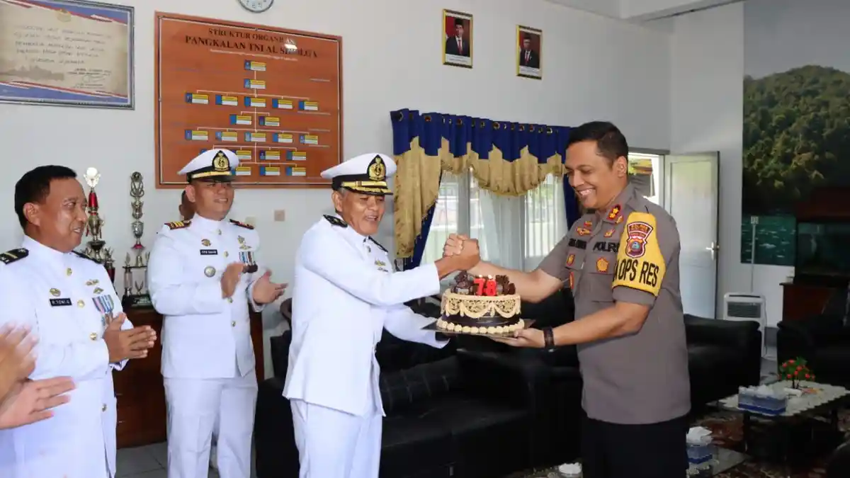 Rayakan HUT Ke-78 TNI AL, Kapolres Tapteng Beri Kejutan Kue Ultah ke Mako Lanal Sibolga