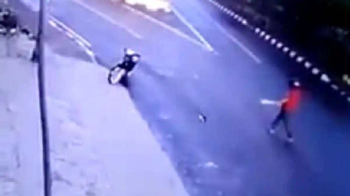 Waduh, Pria Ini Sabet Pengendara Motor yang Lewat Pakai Parang