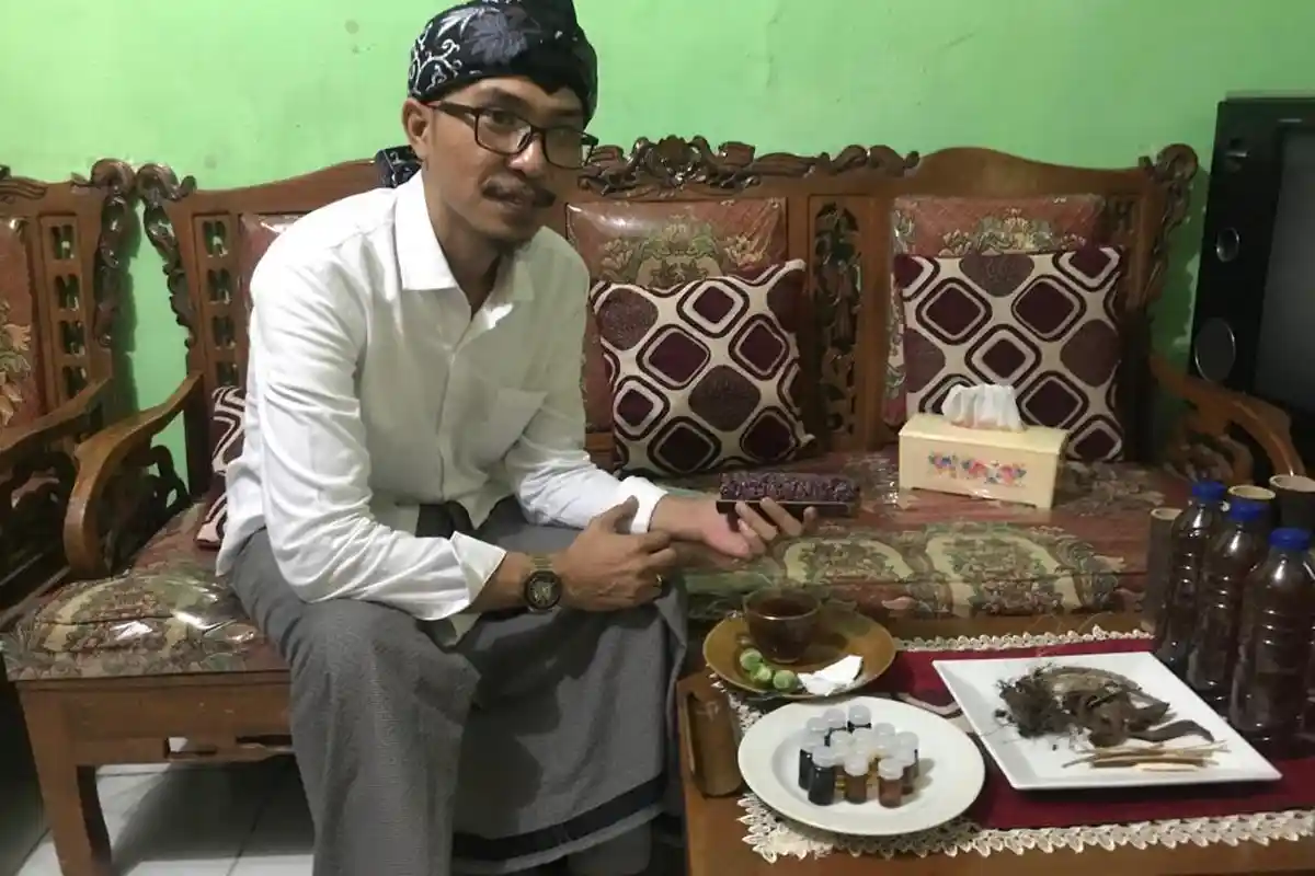 Cerita Pengobatan Mak Erot di Sudut Jakarta Timur: Khasiat Melegenda Bikin Artis Hingga WNA Datang