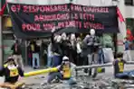 Aktivis Lingkungan Blokir Pintu Kantor IMF Paris