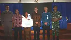 Bupati-Ende-Yosef-Benediktus-Badeoda-Serahkan-Santunan.jpg