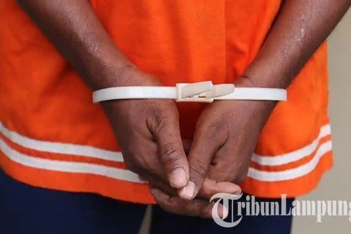 Warga Kaget Lihat Pak Kasat Narkoba Diborgol Ternyata Kasus Penyelundupan Narkoba