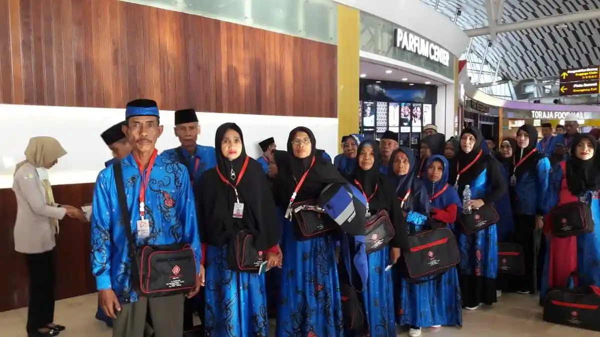 68 Jamaah Umrah Athira Tour and Travel Bertolak ke Jeddah - jamaah-athira-sedang-antri-menuju-gate-7-bandara-sulhas.jpg