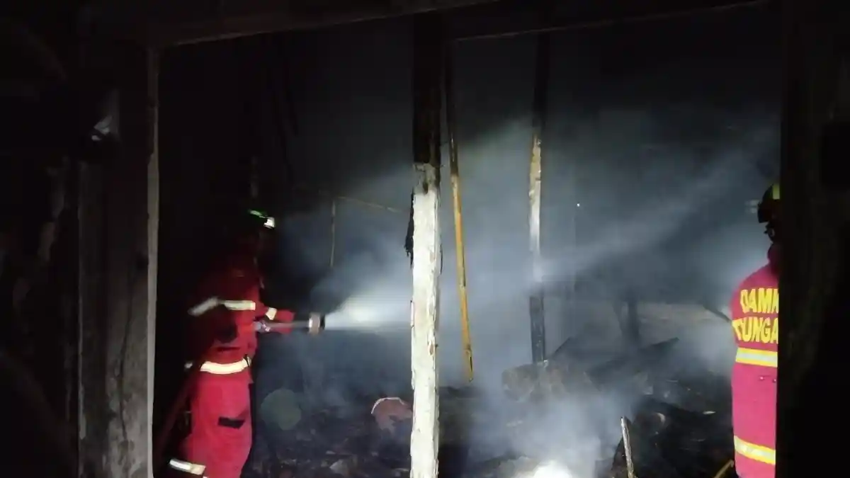 Dini Hari Petaka Terjadi Rumah Kosong Tempat Memelihara Ayam di Tulungagung, Api Besar Muncul
