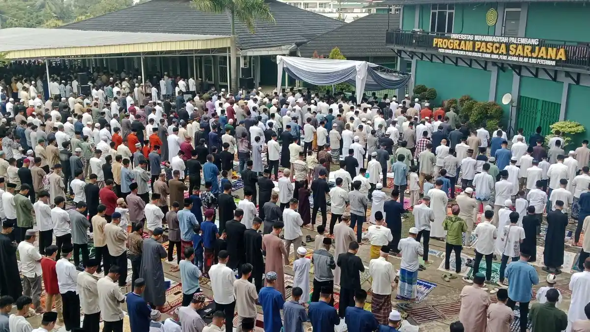 Ribuan Jemaah Muhammadiyah di Palembang Padati Kampus UMP, Khatib Tekankan Makna Takwa dan Toleransi