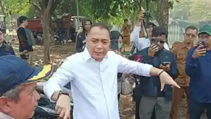 TATA-SUNGAI-Wali-Kota-Surabaya-Eri-Cahyadi-turun-langsung-meninjau-proses.jpg
