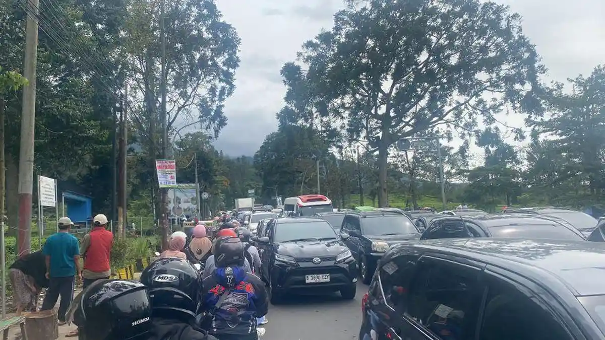 Tercatat 70 Ribu Kendaraan Melintas, Kemacetan di Jalur Puncak Bogor Mengular hingga Cianjur