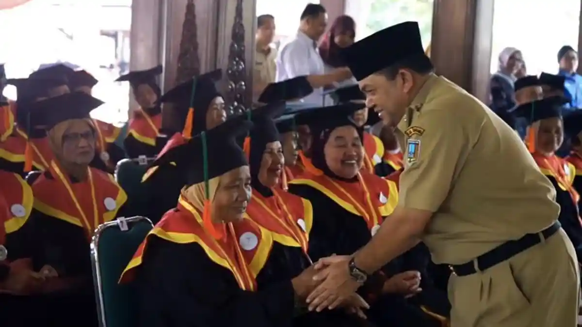215 Siswa Sekolah Lansia Pancasila Diwisuda di Ungaran Semarang