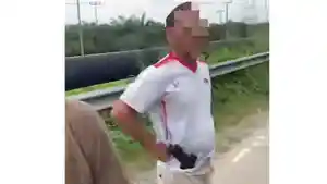 pria-bawa-senjata-di-kemacetan-lintas-Riau-Sumut.jpg