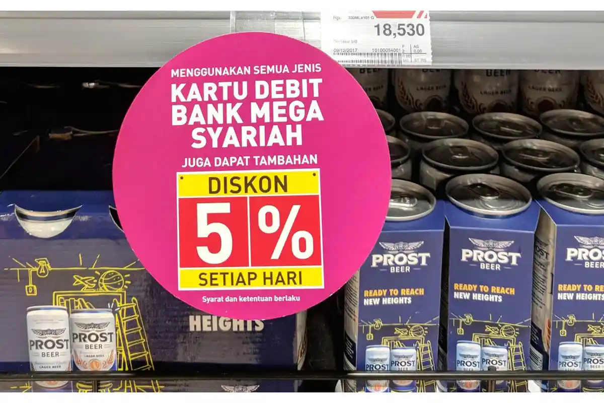 Heboh Stiker Diskon Bank Syariah Ditempel di Rak Penjualan Bir, Netizen: Bir Syariah?