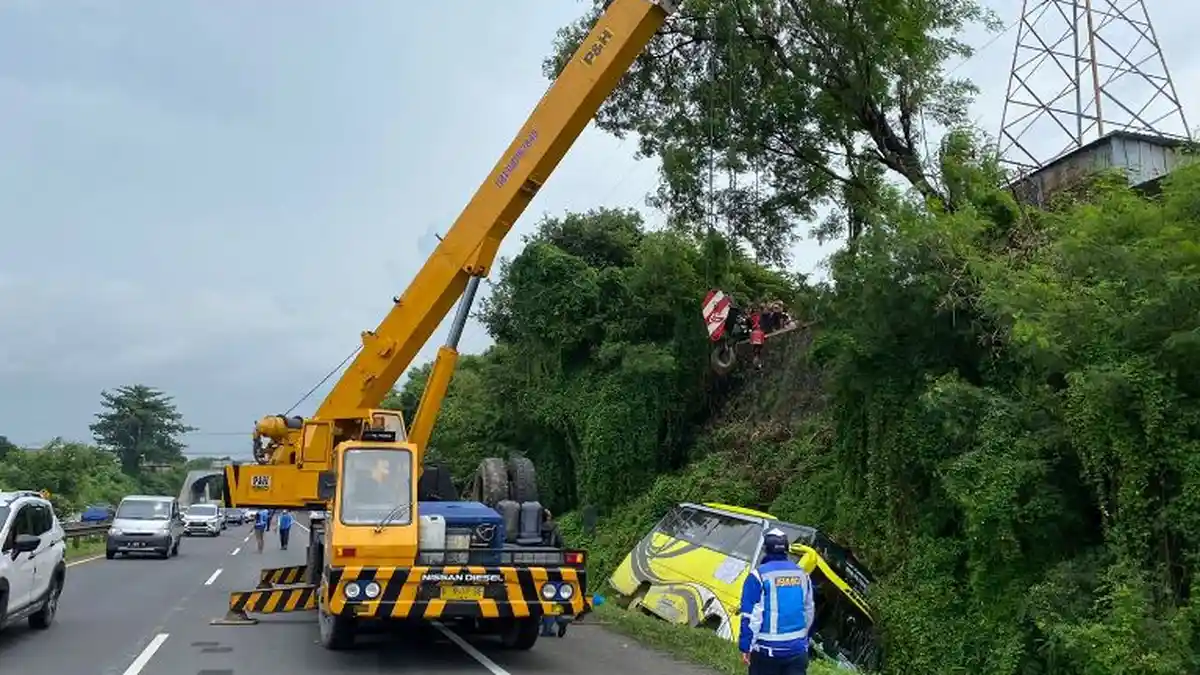 Bus Peziarah Asal Wonosobo Terperosok di Parit Tol Semarang, 10 Orang Terluka