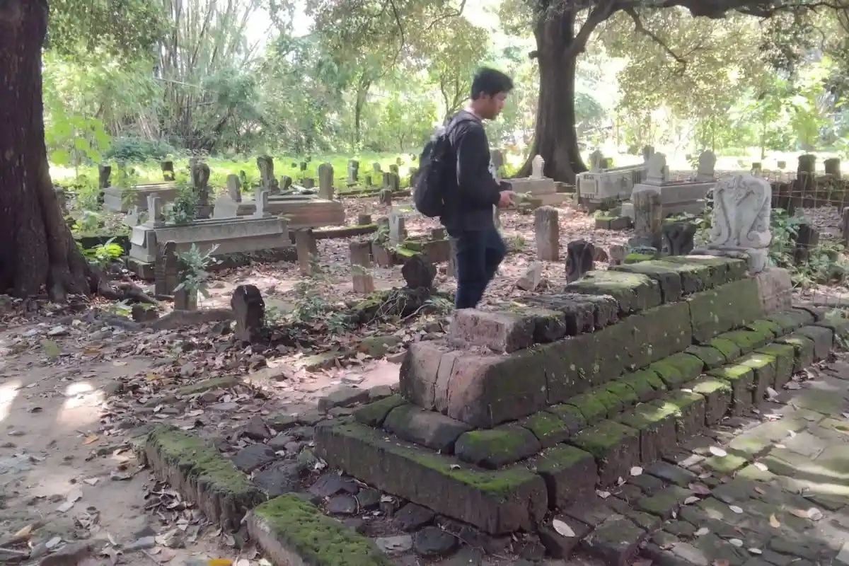 Batu Nisan Mbah Tameng di Kompleks Makam Sunan Giri Gresik Hilang Dicuri