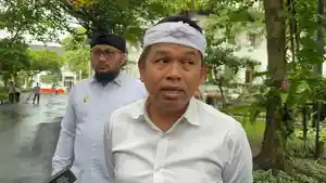 THR-Gubernur-Jabar-Dedi-Mulyadi-saat.jpg