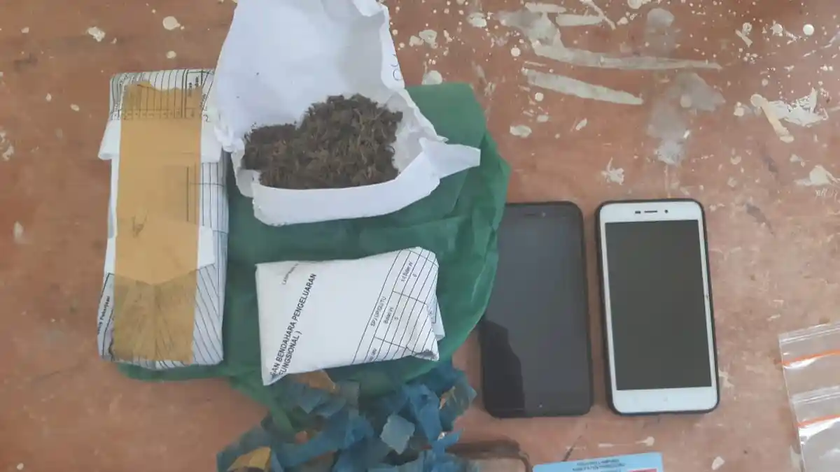 9 Pemuda Digiring Polisi ke Rumah Makan dengan Tangan Terborgol, Jadi Perhatian Warga