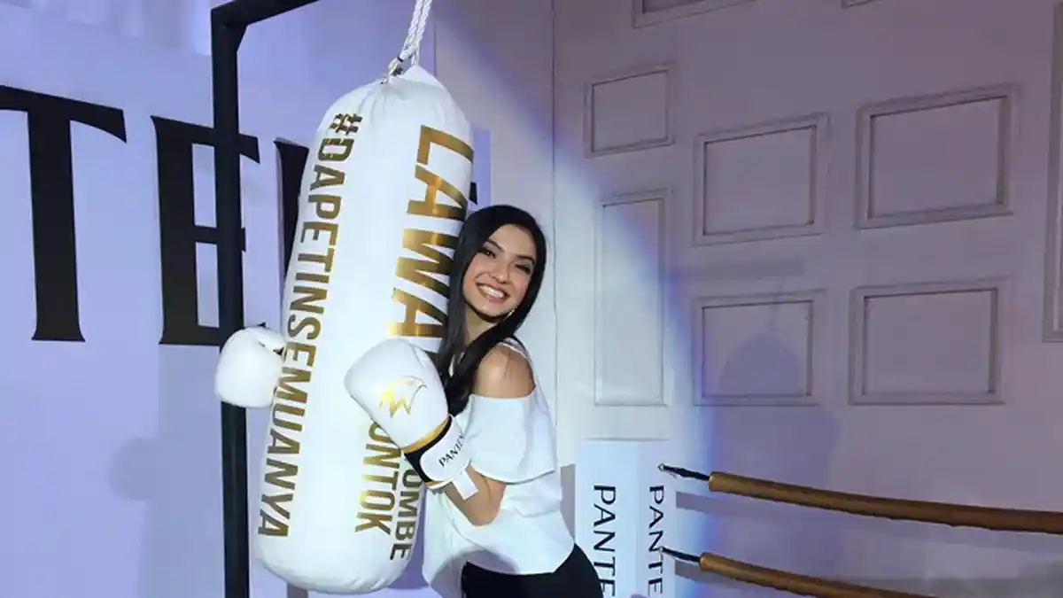 Instagram Raline Shah - Posting Video Boomerang Pukul Samsak, Netizen: Pukul Hati Aku, Dong!
