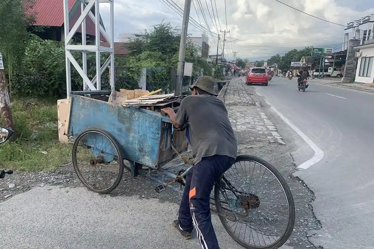 Kisah Pemulung dengan Keterbatasan Fisik di Palu, Dorong Gerobak Keliling Kota Dapat Rp 25 Ribu