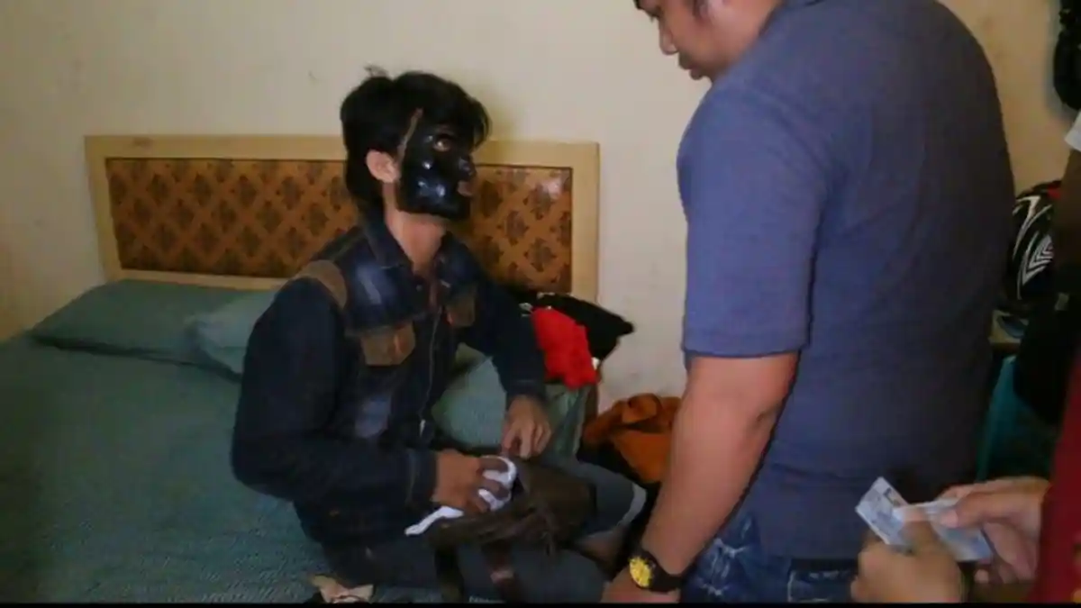 Bikin Ngakak, Ekspresi Pasangan Mesum Saat Kena Razia, Ada Yang Langsung Pakai Topeng Hitam