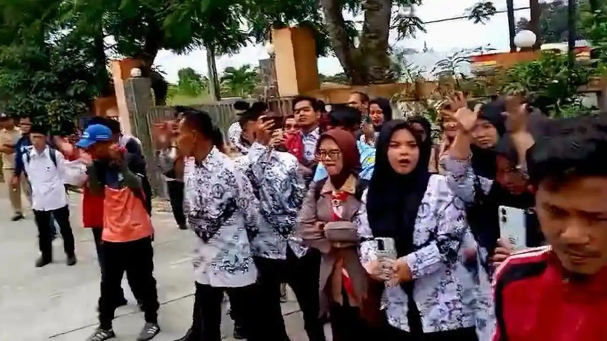 Guru Demo Camat Sukalarang Sukabumi, Dugaan Pelecehan Profesi Menguak di Balik Pleno Pilkada