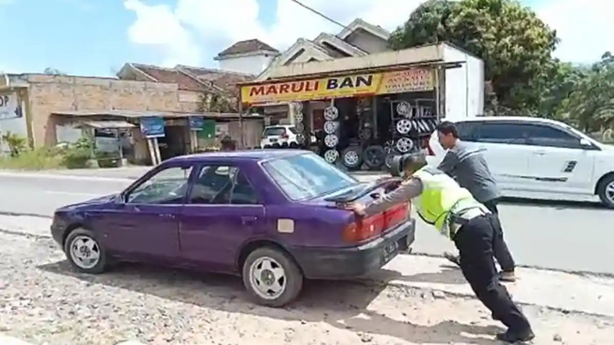 Aksi Polisi Bantu Kendaraan Pemudik yang Mogok di Mesuji Lampung