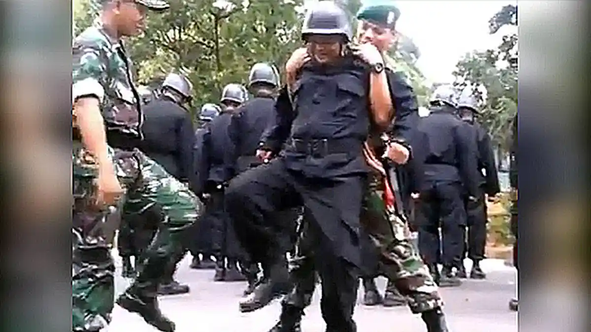 Bikin Ngakak, Perhatikan Gaya Kocak Satpam ini saat Dilatih Baris-berbaris oleh TNI