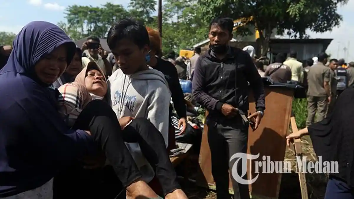 Berita Foto: Suasana Penertiban Bangunan yang Berdiri di Areal Lahan HGU Sampali Ricuh - 07062023_PENERTIBAN_BANGUNAN_DANIL_SIREGARjpg.jpg