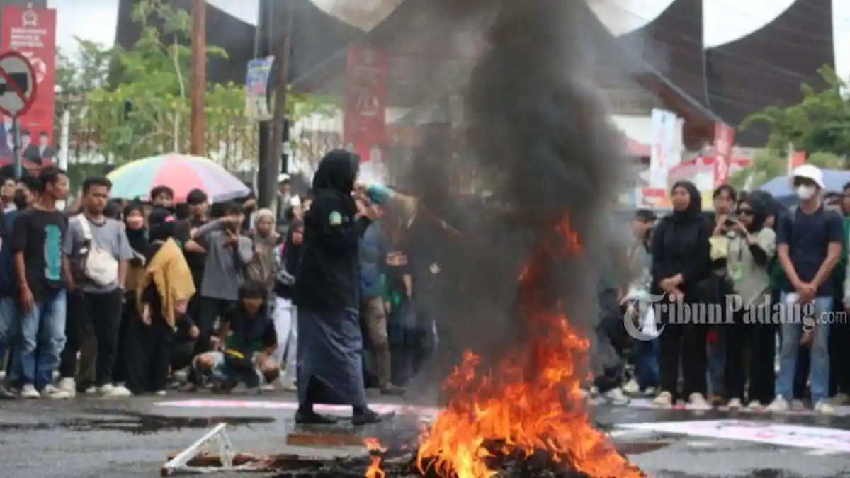 FOTO Unjuk Rasa Kawal Putusan MK di DPRD Sumbar, Massa Aksi Berorasi dan Bakar Ban - Seorang-orator-perempuan-sedang-menyuarakan.jpg