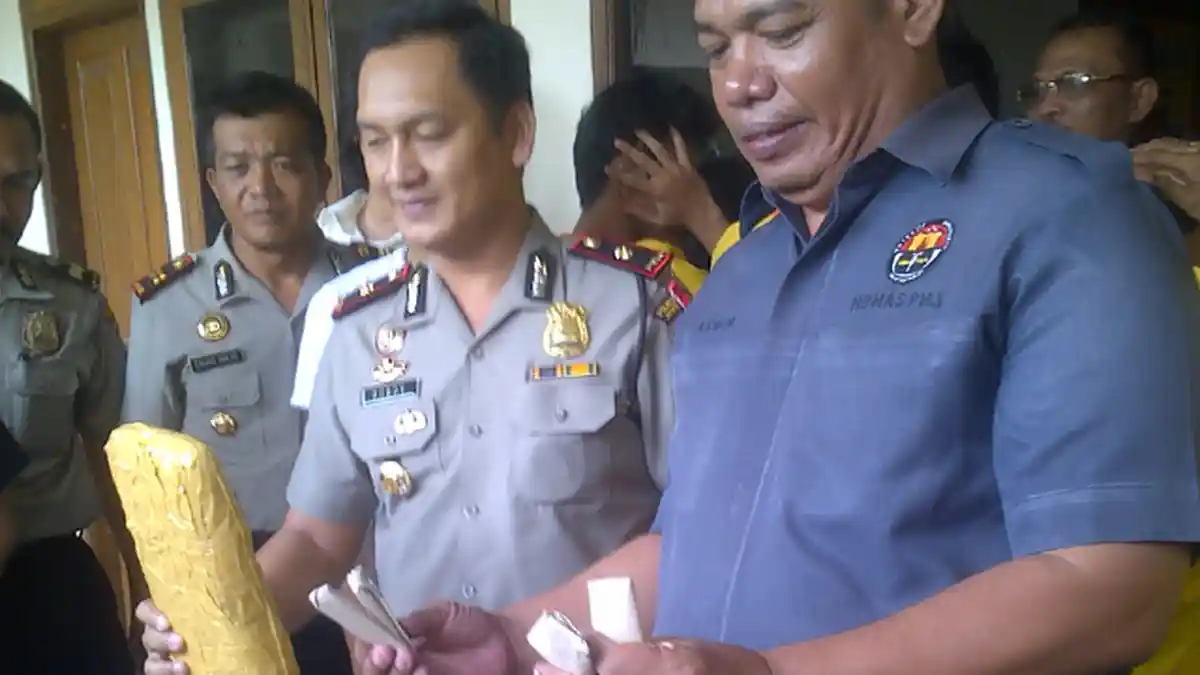 Polsek Pamulang Bekuk Lima Orang Pengedar Ganja