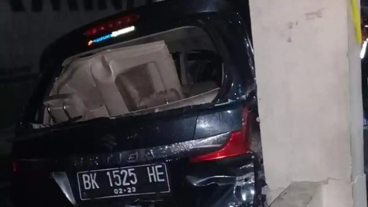 Mobil Ertiga yang Penuh Penumpang Ditabrak Kereta Api, Tiga Tewas