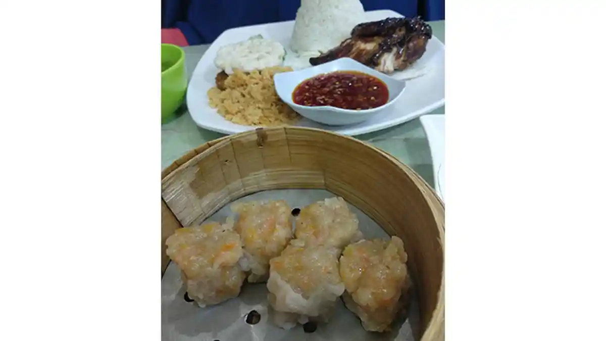Makan Siomay Dengan Cara Berbeda di D'Bamboo
