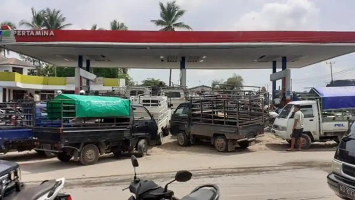 Antrean Kendaraan Membeludak di SPBU Radamata Sumba Barat Daya