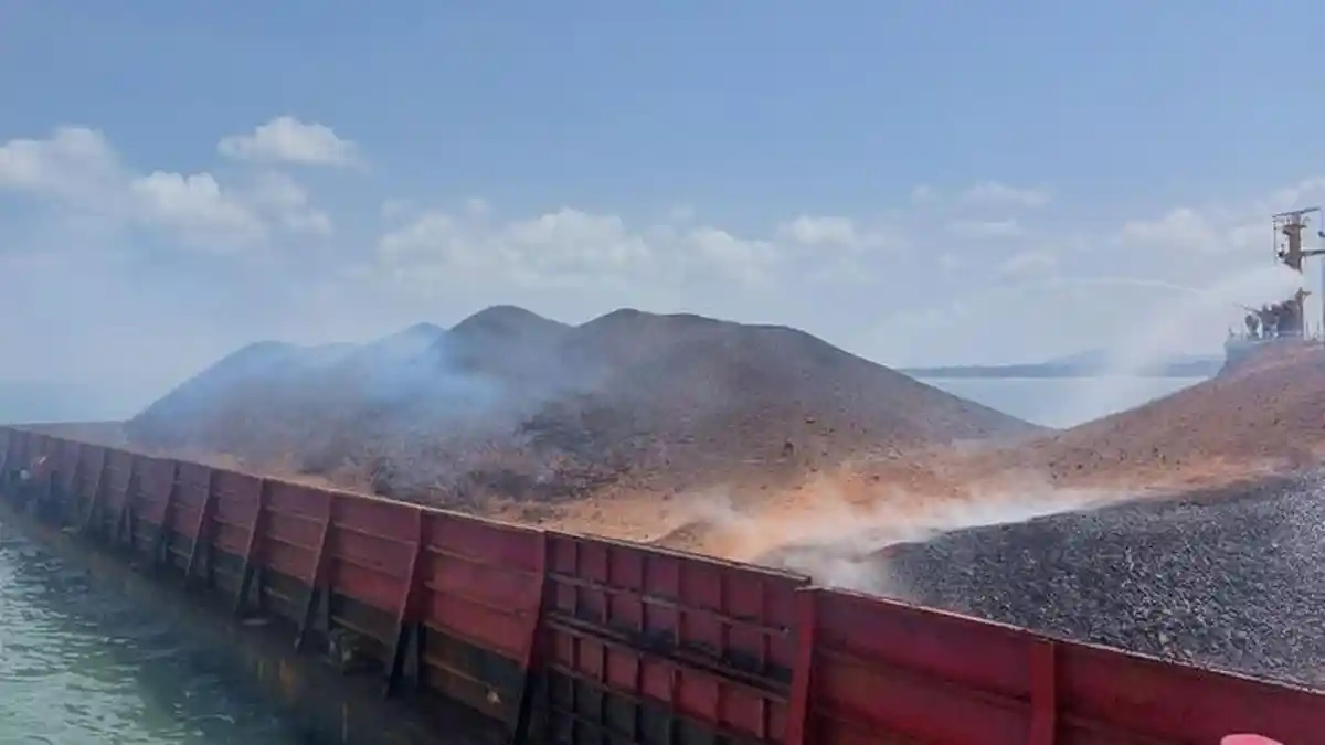 Api di Tongkang Muatan Batu Bara yang Terbakar Berangsur Padam, Penyebab Kebakaran Belum Diketahui - 20240903-Panas-terik-angin-kencang-serta-ombak-pasang-menemani-proses-pemadaman.jpg