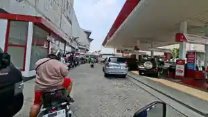 Antrean-di-SPBU-Depok-rabu-10-Juni.jpg