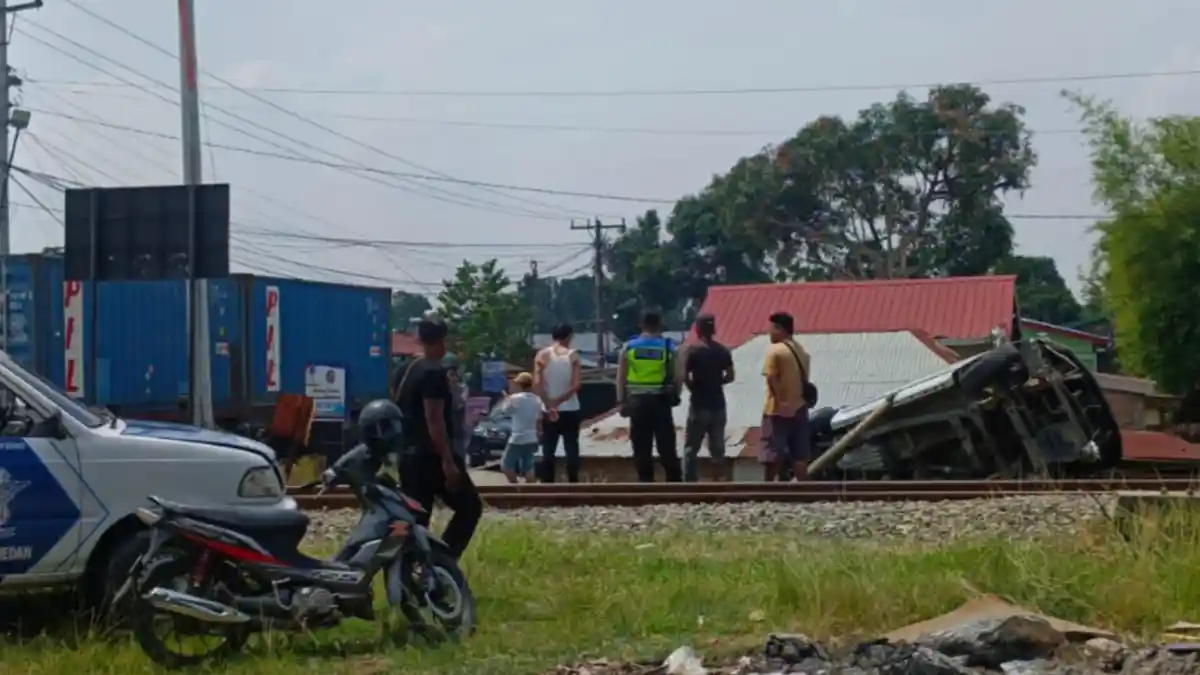 KRONOLOGI Minibus Tertabrak Kereta Api, Satu Orang Dikabarkan Tewas