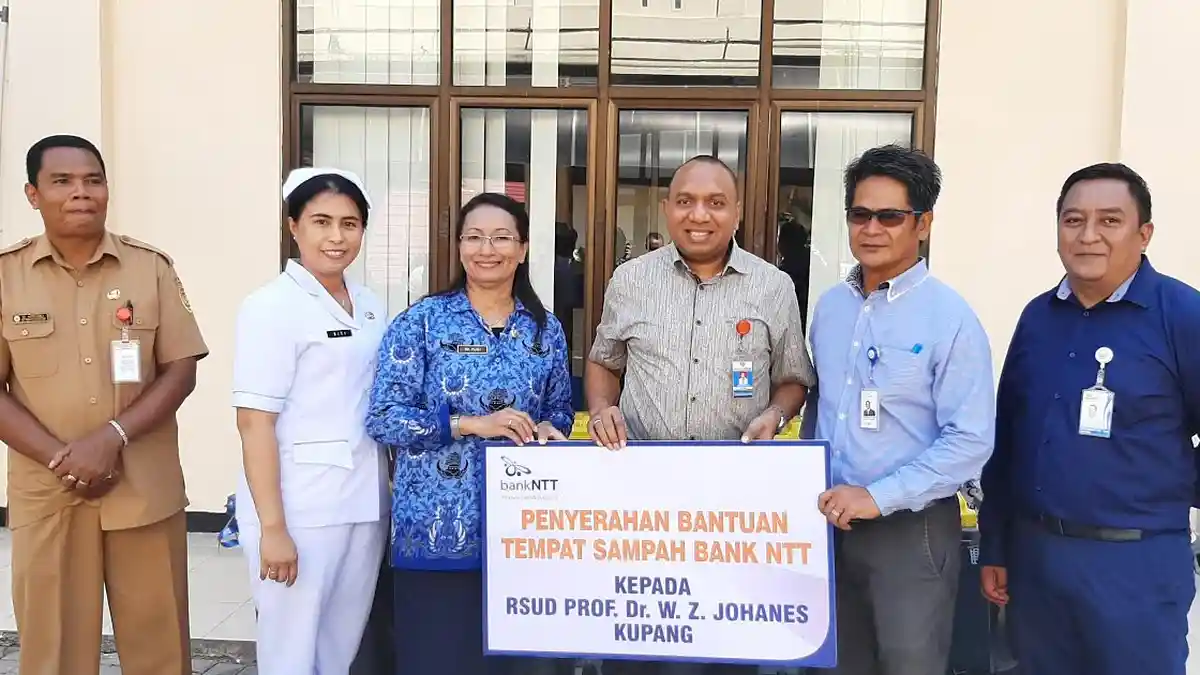 Bank NTT Dukung RSUD W Z Yohannes, Serahkan 10 Unit Tempat Sampah