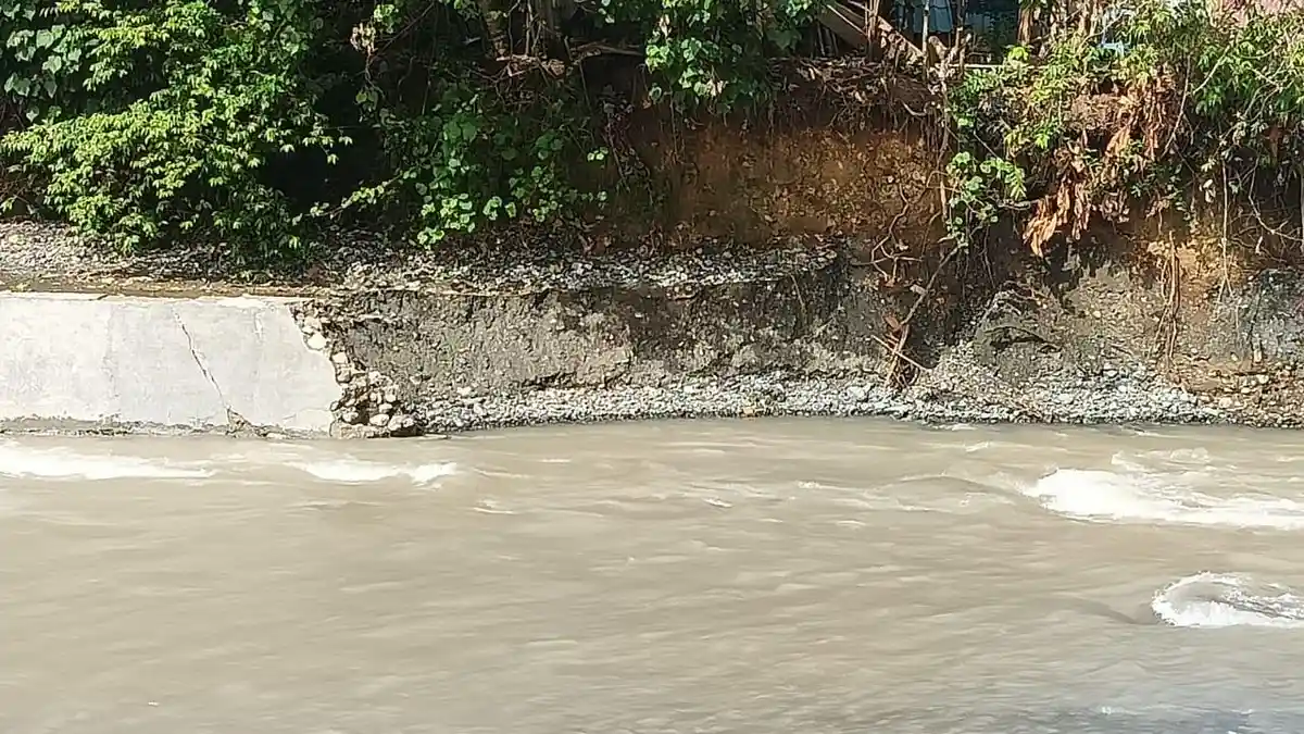 Baru Sebulan Proyek Talud di Desa Hion Banggai Sudah Rusak Parah