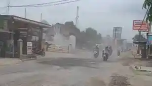 Kondisi-ruas-jalan-Ambarawa-Pesawaran-yang-penuh-debu-beterbangan.jpg
