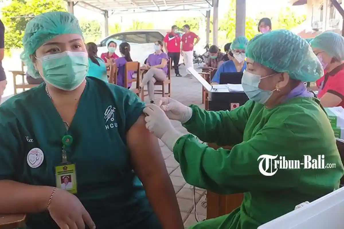 Nakes di RSUD Buleleng Mulai Diberikan Vaksin Dosis Empat