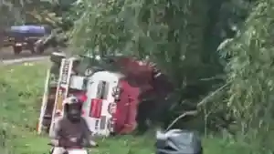 Truk-BBM-Terbalik-di-Muna-Diduga-Akibat-Jalan-Licin-Disertai-Hujan.jpg