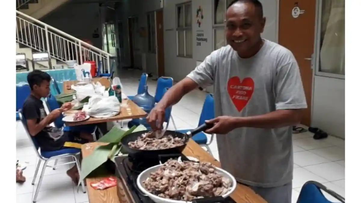 Libur Hari Raya Idul Adha, Sriwijaya Pesta Sate Kambing Kas Hartadi Bertindak Sebagai Koki