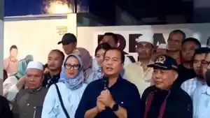 Lalu-Iqbal-saat-konferensi-pers-dinyatakan-unggul-versi-hitung-cepat-Kedai-Kopi.jpg