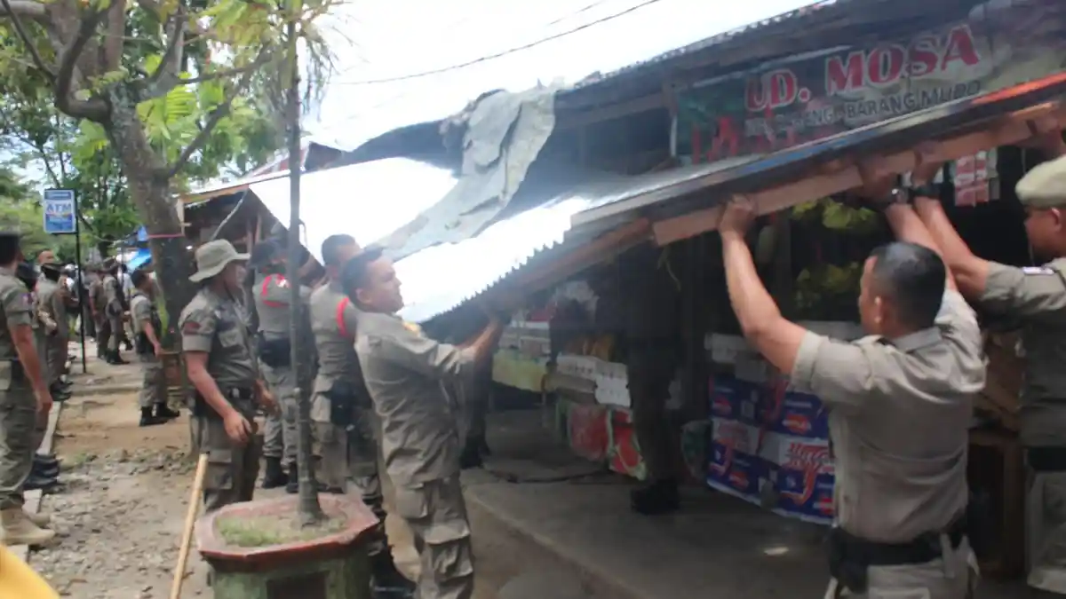 Dagangannya Diangkut Petugas Satpol PP, Seorang Pedagang di Padang Histeris
