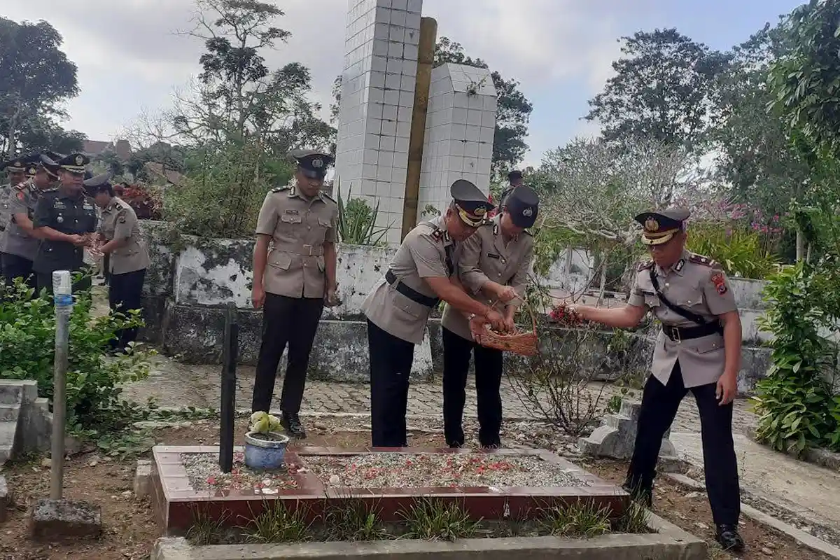Jelang HUT Bhayangkara ke-78, Polres Sumba Barat Daya Tabur Bunga di TMP Pada Eweta