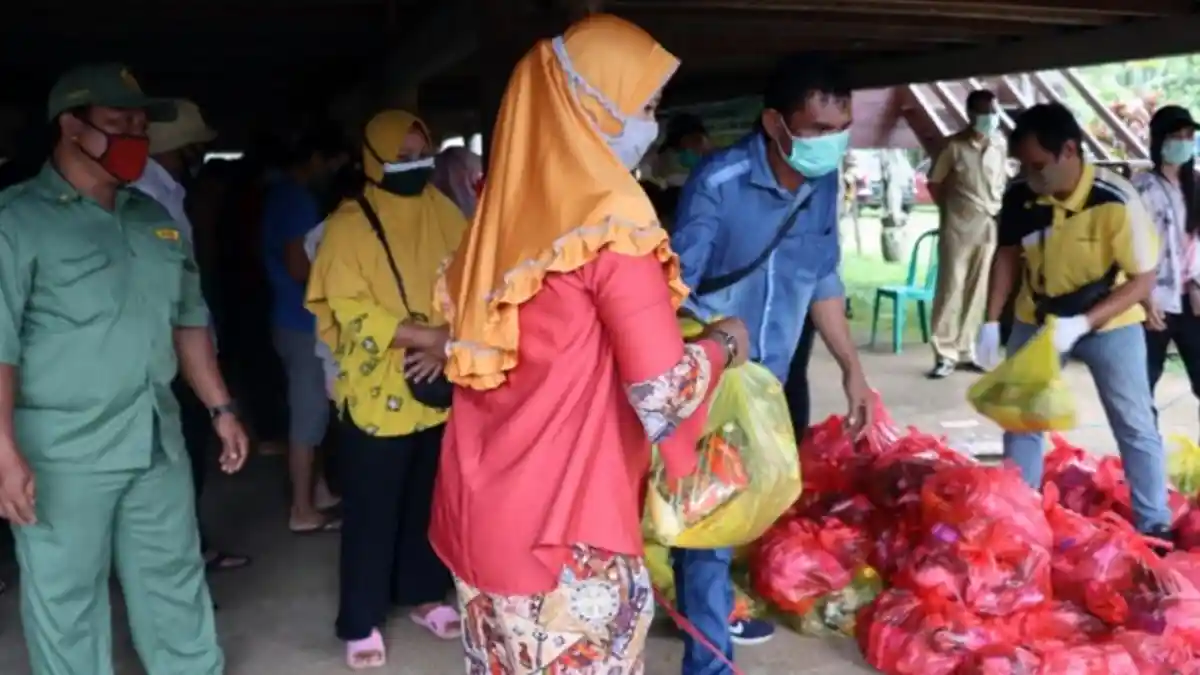 Kurangi Beban Warga Terdampak Pandemi, Disdagkop dan UMK Kutai Barat Gelar Pasar Murah